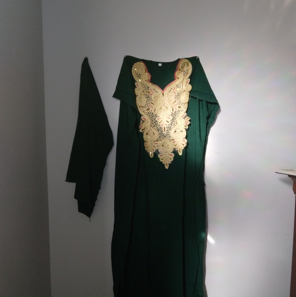 Only Red Gowns left - Picture 3 of 12